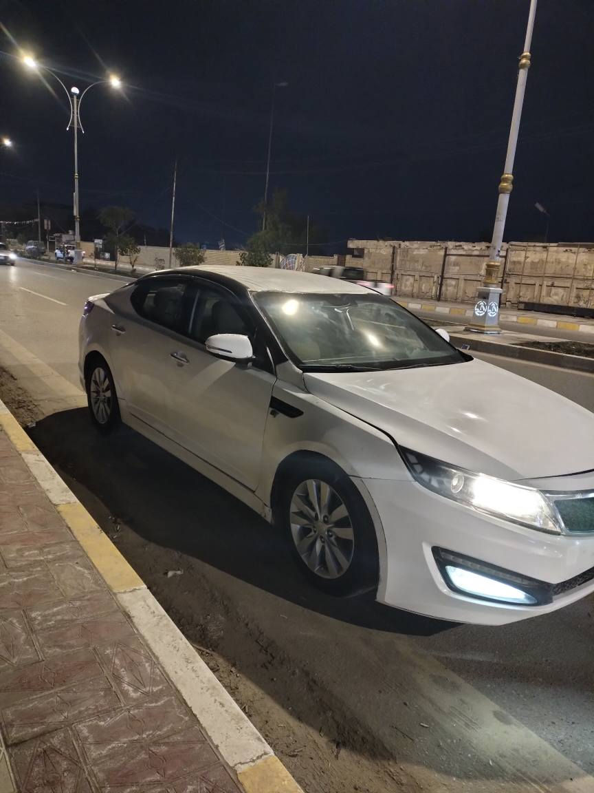 سلام عليكم/ سياره كيه اوبتيما موديل 2011 مكينه وكير وحداديه وكهربائيات كله جاهز وجديد سياره بس جفيه بيها وبس وابو الوكاله بالناصريه موجود /// سعرها 70 ورقه وبيها مجال بسيط للشراي وانا خادم *********** ناصرية, ذي قار
