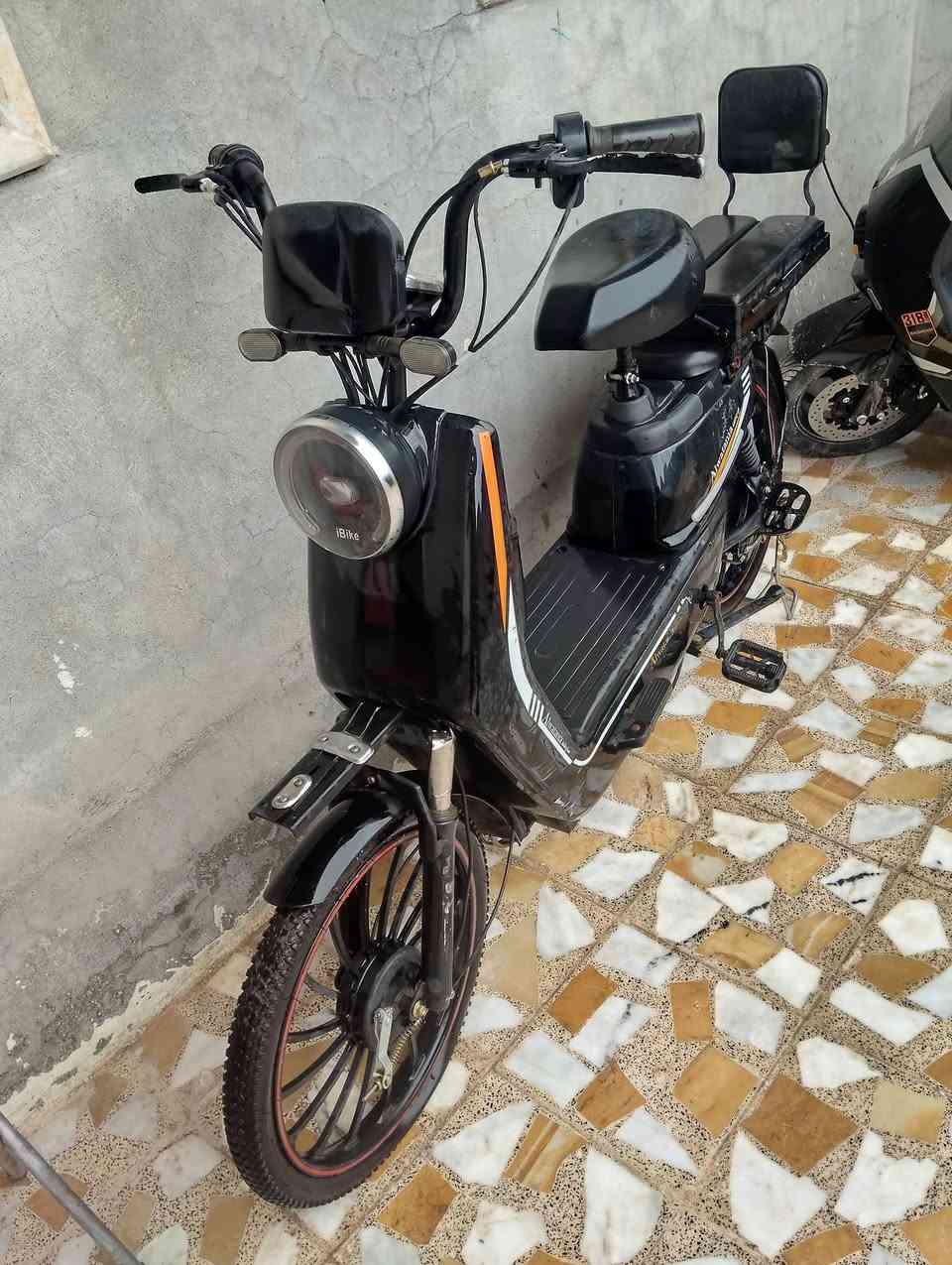 لبيع. ماطور. كامل شغال.  معا شاحنه.
بي بطاريتين.  نضاف. وناقصو 3 بس.  
كلو شغال ناقص بس 3 بطاريات. 
مكاني مزارع زيونه الي يم المرور 
لبيع. او معارض.  معا جهاز او ماطور  حتا لو انطي فرق 
***********
سعر خابر وتدلل
