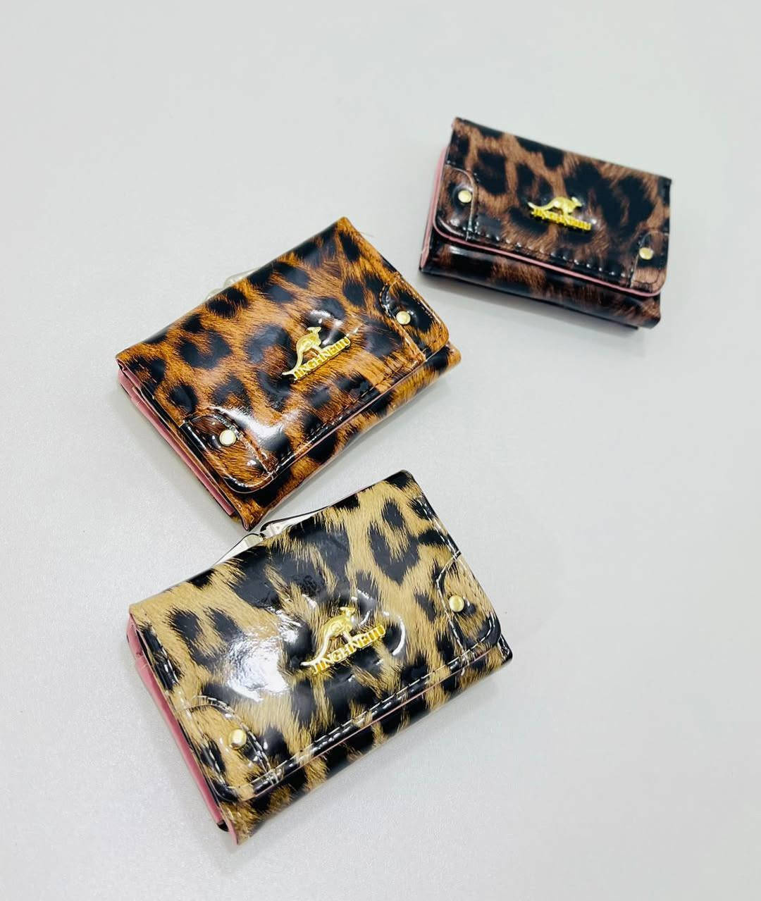 شي مرتب وصغير بس فخم ✨

محفظة حجم صغير بنقشة النمر الأنيقة 🐆
ستايل ناعم ومميز، تفاصيل ذهبية تخليها تبين فخمة رغم حجمها 😍

✔️ عملية
✔️ خفيفة
✔️ تاخذ كروت وفلوس بكل ترتيب
✔️ تناسب 

 الشنط الصغيرة

صغيرة بالحجم… كبيرة بالأناقة 👑

للحجز والاستفسار راسلينا خاص �
نمري صغير


**إذا كنت صاحب هذا الإعلان وتريد حذفه لأي سبب، رجاءا أرسل رسالة إلى الدعم الفني**