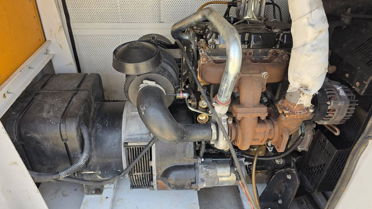للبيع مولد 33 KVA (بيركنز أصلي) ⚡️

• ​نوع المحرك: بيركنز (Perkins).
• ​القدرة: 33 KVA.
• ​الحالة: نظيف جداً (كاتم للصوت).
• ​الموقع: الكوت.
• ​الفحص: شغال وبشرط الفحص.
• للاتصال ***********
