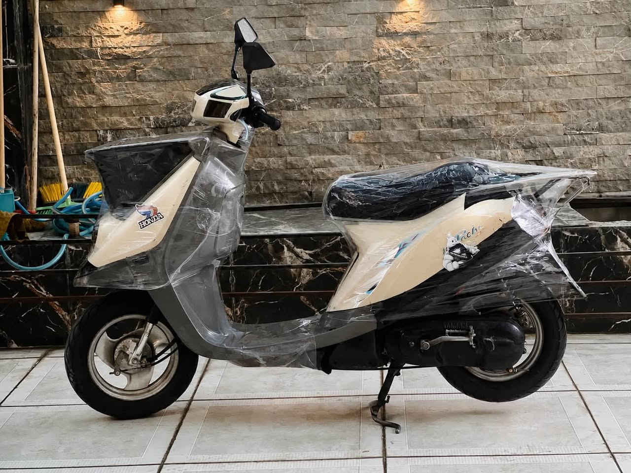 🛵 ياماها (Yamaha) حجم ٦٠ — بدون أي نقص، كلشي بلاد!
يا ولد، دراجة حيل نظيفة وما تصرف، للبيع:

⚙️ المواصفات:

 المحرك: ما ملعوب بيه، كبس بلاد وعلى الشرط.

 الأغراض: الكابريتر، الصنصة، الشوتة، الفيت مبم، والدعاميات كلهن بلاد (لا بيهن فطر ولا كسور).

 الكهربائيات: شغال من الدعامية للدعامية، الدشبول والأجهزة كلهن شغالين.

 الإضاءة: شديله لايت زينون حيل قوي.

 التايرات والبريكات: التايرات جُدد (لوك)، والبريكات كلش مضبوطة.

📝 ملاحظة: الدراجة ما مغيرة بيها أي قطعة، جاهزة للفرة وما بيها أي مشكلة (ما شاء الله).

💰 السعر والتواصل:

 السعر: $380 (

 رقم التليفون: 📞 ***********

 المكان: 📍 كركوك - شورجة (قريب على مطعم حمة ناصر)

✨ المهتم ويحب يشتري، يتصل بينا وتدللون. ✨

🇯🇵🇯🇵🇯🇵🇯🇵🇯🇵🇯🇵🇯🇵🇯🇵🇯🇵🇯🇵🇯🇵🇯🇵

🛵 یاماها (Yamaha) قەبارە ٦٠ — بێ کێشە و بیلادی!

کڕیارانی بەڕێز، ماتۆڕێکی زۆر خاوێن و بێمەسڕەف بۆ فرۆشتن:

⚙️ تایبەتمەندییەکان:

 مەکینە: دەستکاری نەکراوە، کەپسی بیلاد و بە شەرت.

 پارچە بیلادییەکان: کابریتەر، سالۆنسا، شوتە، فیت پەمپ و کفری هەمووی بیلادین (بێ شکاوی و بێ درز).

 کارەبایی: تەواوی گیانی ئیش دەکات، دەشبول و ئامێرەکانی کاران.

 ڕووناکی: لایتی زینۆنی بەهێزی بۆ بەستراوە.

 تایە و بڕێک: تایەکانی لۆکن و بڕێکەکانی زۆر مەزبووتن.

تێبینی: ماتۆڕەکە هیچی نەگۆڕدراوە، ئامادەیە بۆ لێخوڕین و هیچ کێشەیەکی نییە (ماشاءالله).

💰 نرخ و پەیوەندی:

 نرخ: $380 (

 ژمارەی پەیوەندی: 📞 ⁠***********⁠

 شوێن: 📍 کەرکووک - شۆرجە (نزیک چێشتخانەی حەمە ناصر)

✨ هەرکەسێک ویستی پەیوەندیمان پێوە بکات، لە خزمەتدائین. ✨
