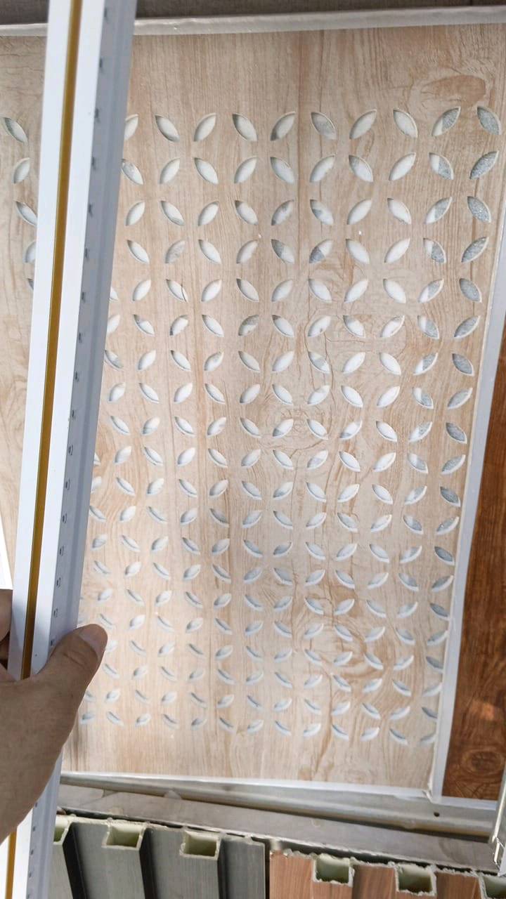 سلام عليكم يتوفر لدينا مواد سقوف ثانوية جملة ومفرد سعر المتر ب 3 ونص ويتوفر لدينا تغليف جداري وبديل الرخام وبديل الخشب وسحبات كورنيش وجبس بورد يتوفر لدينا خدمة التوصيل لجميع مناطق البصرة للاستفسار *********** راسلني واتساب ادزلك الالوان 