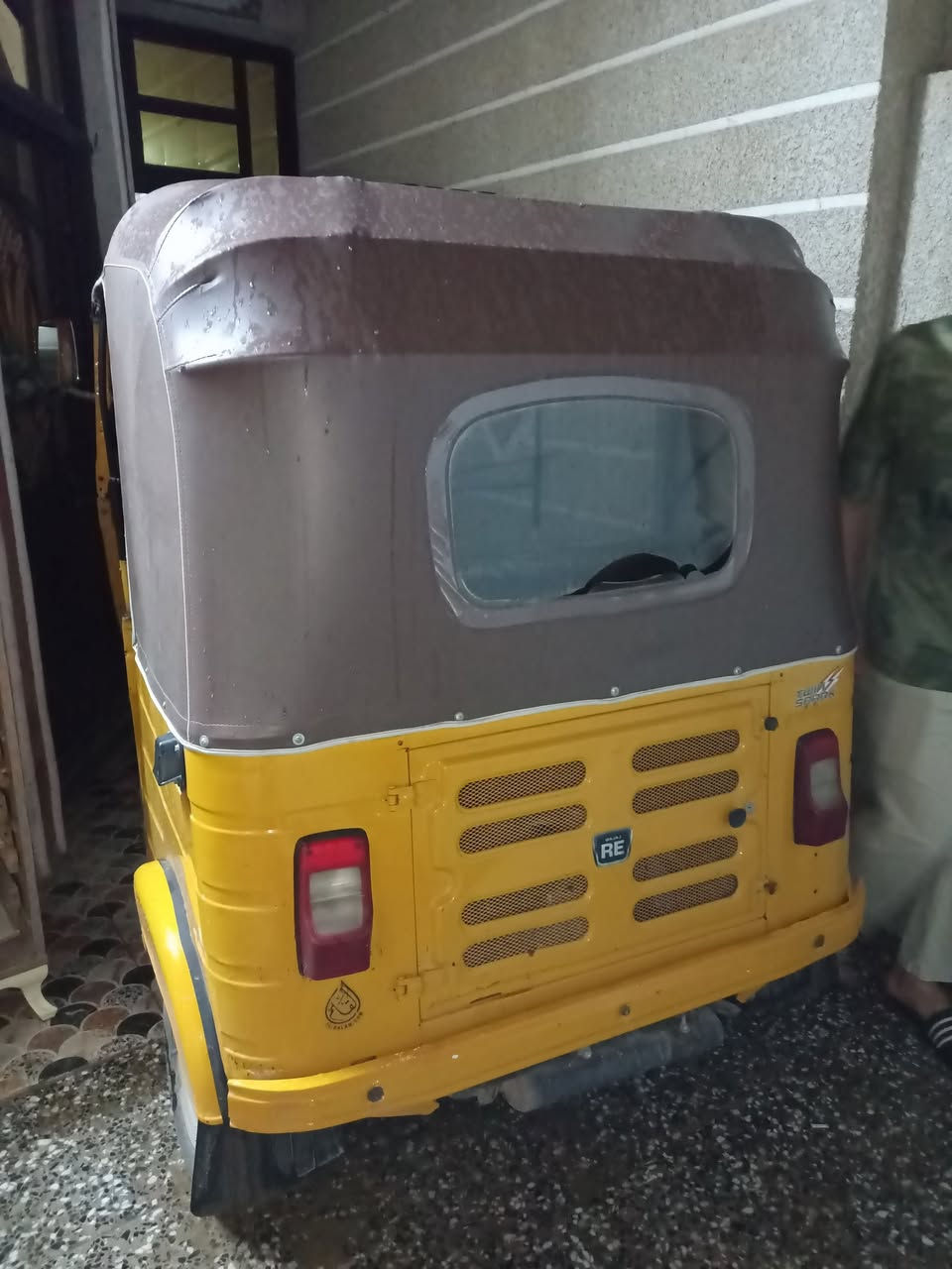 السلام عليكم تكتك موديل 20رقم وسنويه تكتك ماناقصها شي من ايدك للشارع بس بيها ملاحضات قليله بيها بارد ليوره شويه بكان يغداد الحسينيه ***********
