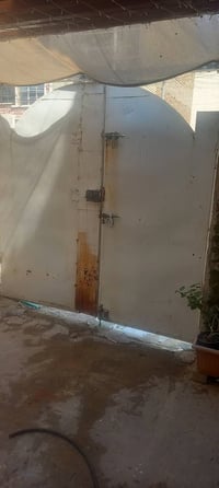 باب حديد ثقيل • عرض ٢٫١٥م • ارتفاع ٢م