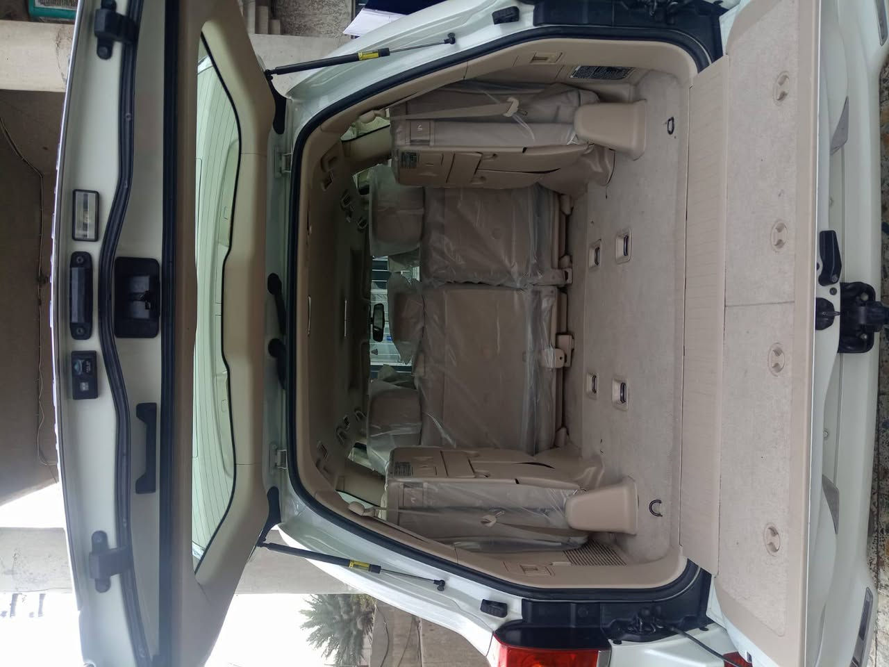 السلام عليكم للبيع لأندكروز موديل 2015 ابريم اصلي رقم بغداد الجديد دولي بسمي تحويل ثاني يوم مكفولة كفاله عامه
فول مواصفات 1/1
حساس امامي
حساس خلفي
بصمه تشغل
بصمه اوبواب
فتحه سلايت
كشنات جلد اصلي
كشن كهرباء اتلاث حركات
محرك 6 سلندر
تشغيل عن بعد
8 ايرباك 
زراكات لايت 
مري شفط و قلاب 
مثبت سرعه 
سبعه راكب 
ثلاث قطع تبريد 
تحكمات ستيرن كامله 
كامرة دوارة
مطفايه حريق 
وباقي مواصفات معروفه. 
ماشيه (109) إلف حقيقي شرط الفحص سعر السياره (395) $ورقه وبيها مجال مكاني بغداد البلديات 
اللاستفسار على رقم ***********
