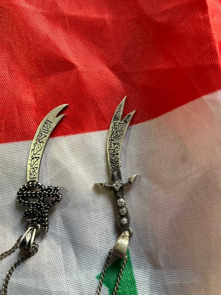 للبيع طقم فضة 925 أصلي فاخر، الوزن 45 غرام، بتصميم سيف الإمام علي (ذو الفقار) ونقش تراثي راقٍ يعكس الأصالة والفخامة، مع سلسلتين فضة، بحالة ممتازة ولمعان جميل، شرط الفحص عند أي صائغ، السعر 180 ألف دينار قابل للتفاوض بالمعقول، الموقع: محافظة البصرة، للتواصل واتساب: ***********
