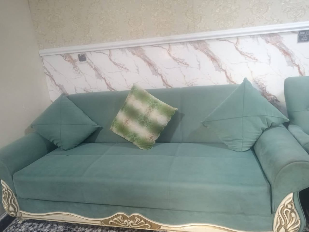 السلام عليكم تخم تركي درجة أولى 10 مقاعد وبي مخزن للأغراض ويتحول سرير نظيف جدا السعر ٣٠٠ الف قفل بي بس جويه مال جمره مبينه بالصوره مكانب بغداد ابودشير /***********
