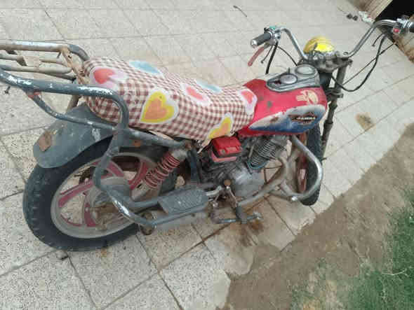 سلام عليكم دراجه كلك لبيع  نضيفه  مكينه مديل 15 ناعمه  نقصه بس كهربائيات فقط  سعر 250 وبيه مجال  ***********  قضاء نصر
