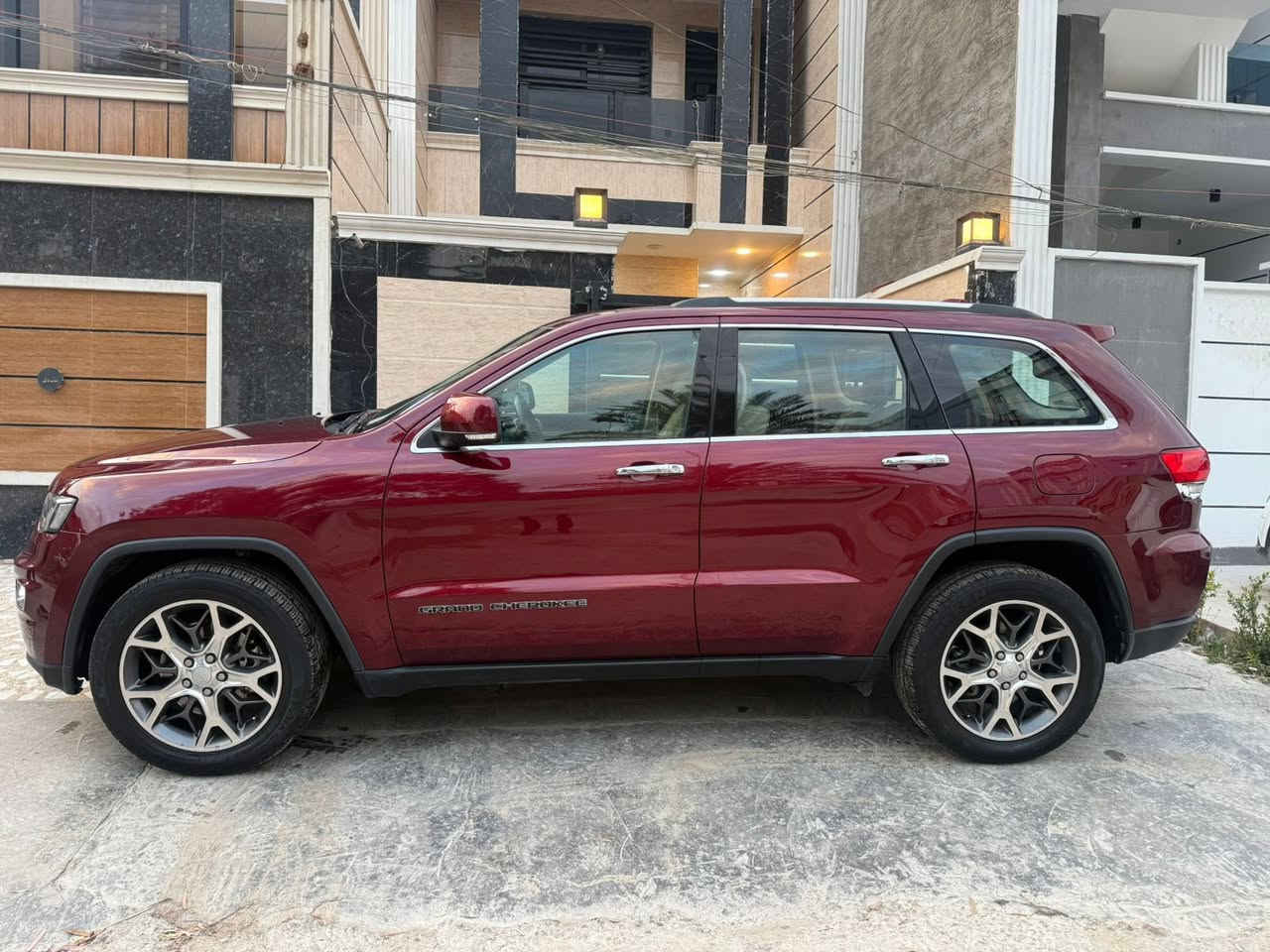 السلام عليكم للبيع جيب لمتدد ابلاص يعني فول 1على 1 المواصفات 
بنراما
كراسي جلد كهرباء ميموري خزن 
استيرن كهرباء 
تدفئا او تبريد بلكراسي 
شفتات استيرن 
3 شاشات 
حساس امامي خلفي
عداد المسافه 80 الف كم
خليجي شركه هارلم بدون صبغ بدون تبديل عدا  رصعه اصغيره بلحنطه بارف مكينه ما مفتوحه. ابلاد على وضع الشركه السعر المطلوب  24900$  العنوان بغداد شارع فلسطين  الاستفسار على الرقم ***********
