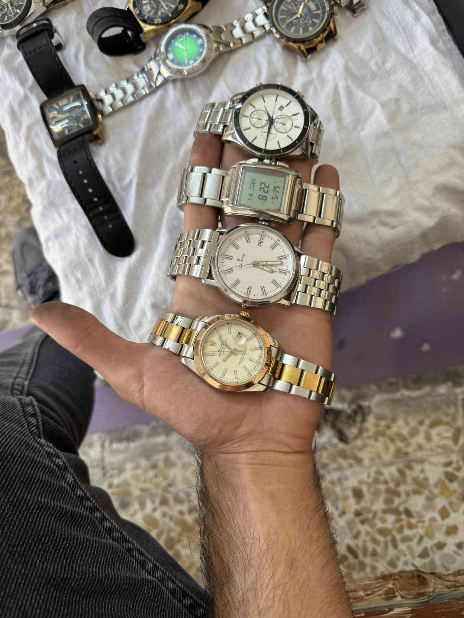 مجموعة ساعات أصليات بيع شلع
بطارية 
توماتيك 
نصب
إيكو ادريف
٢٤ ساعة قديم
١٩ ساعات حديث 
للتواصل /***********
يوجد توصيل لجميع المحافظات
