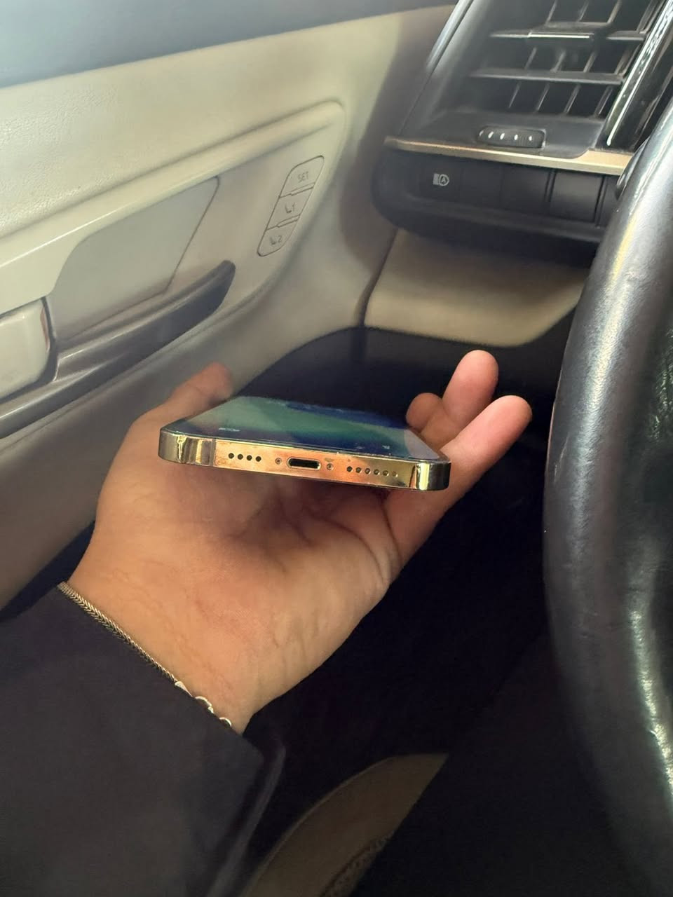 12 برو ماكس جهاز نضافه٩٨ وتر بروف ذاكره ٢٥٦ بطاريه ٥٠ لصليه ممبدله وكلشي ممبدل بي جهاز شخط ممشخوط رايده ب٥٠٠ وبي مجال مكاني بغداد شارع فلسطين ***********
