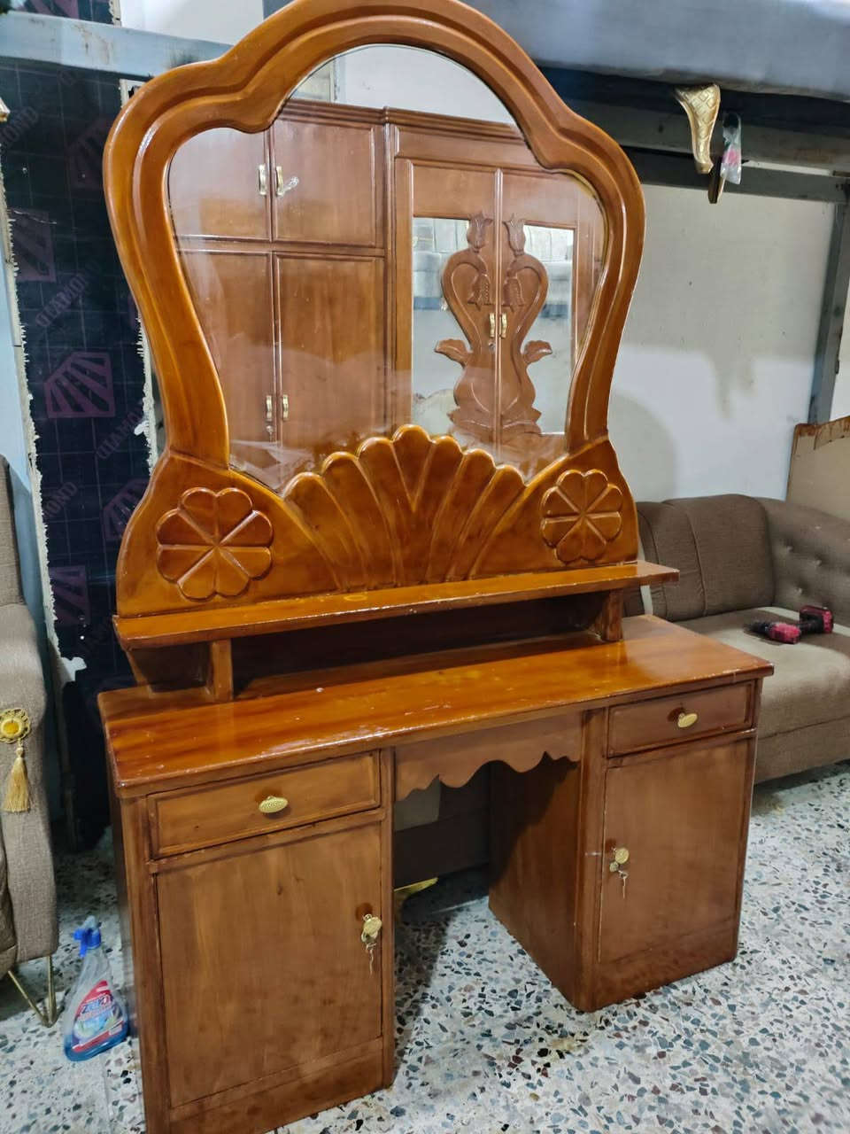 غرفه البيع صاج بسعر مناسب التواصل _
***********
