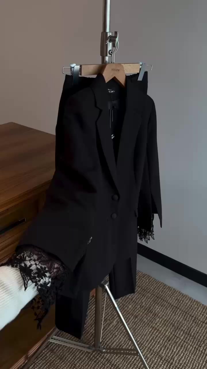 طقم اليجانت ✨️ ♠️
قماش كريب مع لمسات دانتيل على الاكمام 
الالوان : اسود🖤 ، خمري ❤️
المقاسات : 36 38 40 42 44 46 
السعر : 32  jd


**إذا كنت صاحب هذا الإعلان وتريد حذفه لأي سبب، رجاءا أرسل رسالة إلى الدعم الفني**