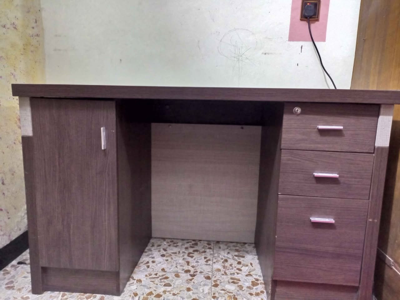 ميز مكتبي (للدراسة لو الgaming) خشب بحالة جيدة جدا
‎الطول 120
‎العرض 60
‎الارتفاع 75
‎يحتوي على ثلاث جرارات من الجهة اليمين وباب على  الجهة اليسار (مقسوم قسمان) وكما موضح بالصورة 
‎*المفتاح للمجر الاول ضايع
‎السعر 110 وبي مجال
‎مكاني: كربلاء، حي الغدير
‎لا يوجد توصيل
‎للتواصل
‎***********
‎موجود واتساب كربلاء, العراق
