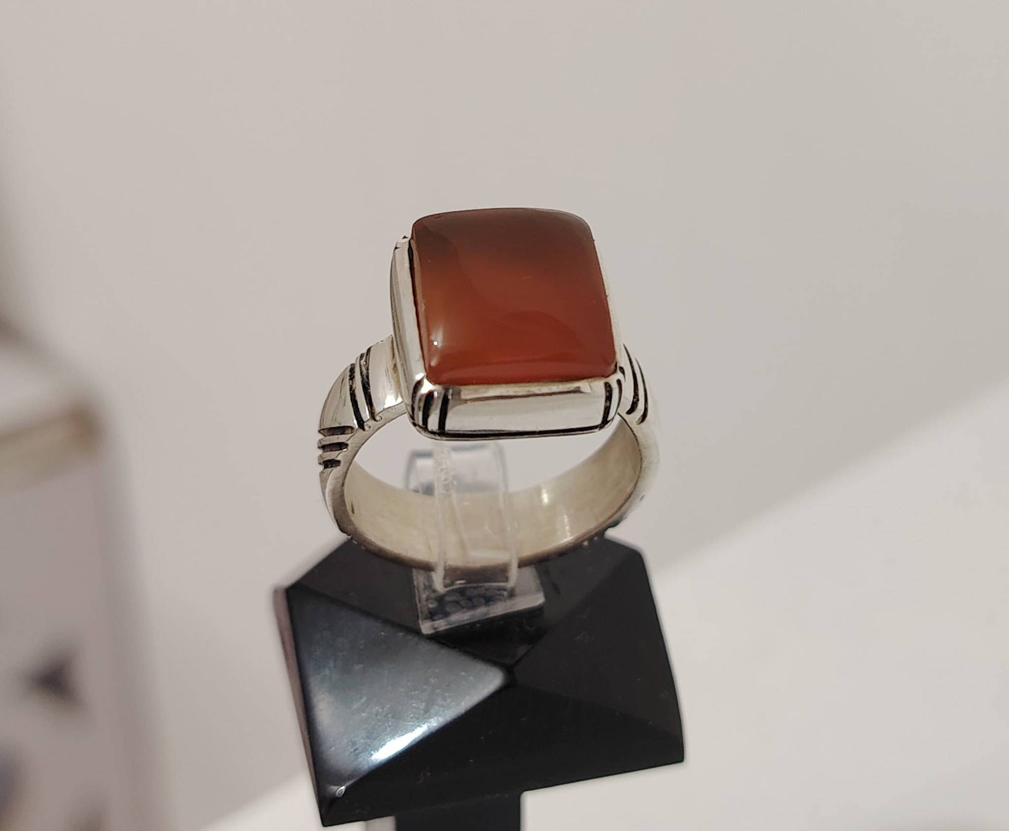 خاتم من حجر العقيق اليماني الطبيعي
صياغه ثقيلة وجميلة فضه عيار ٩٢٥
يوجد توصيل إلى جميع المحافظات
التواصل ع الخاص او ع الواتساب ***********
