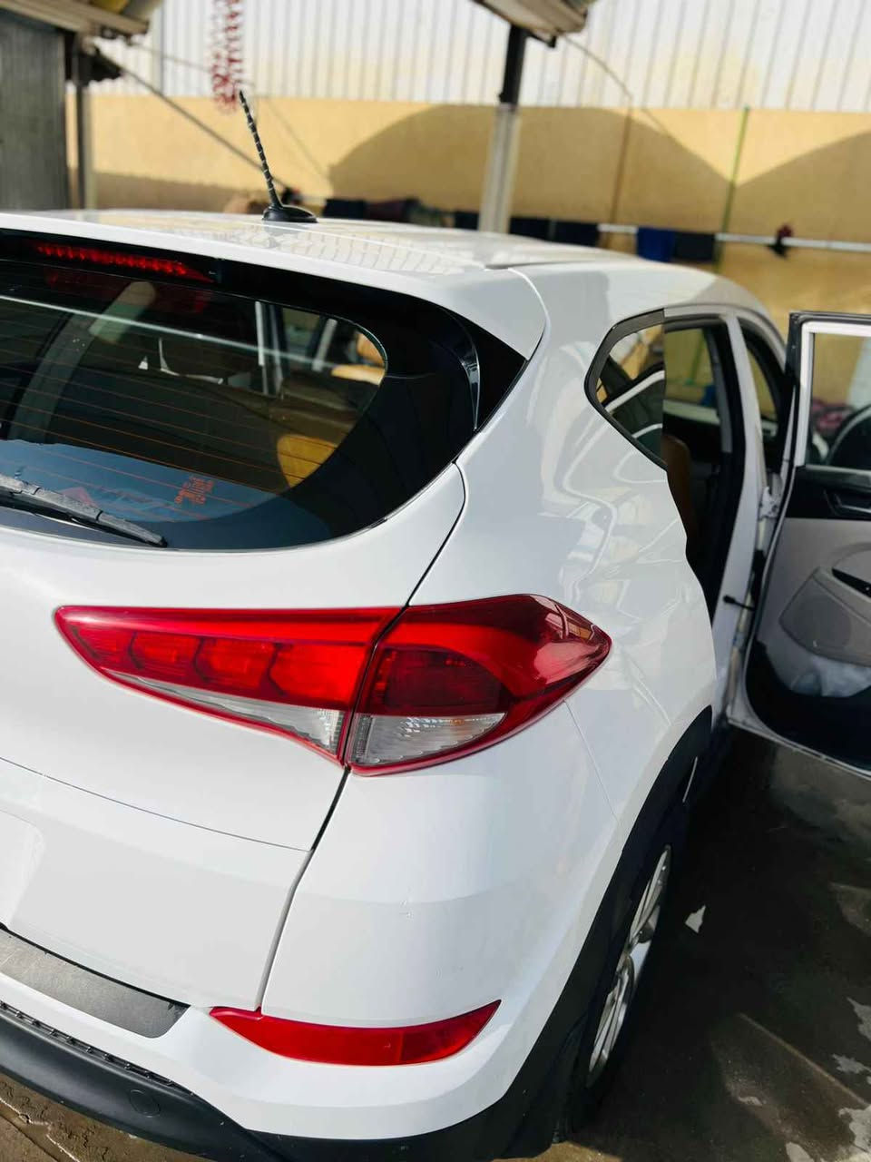 السلام عليكم

توسان 2016 وارد امريكي "ضربتها تخريب" نص فول رقم ميسان مكينة 2000 جي دي اي

3 انضمة قيادة ماشية 84 الف ميل 

ليبل واحد مامبدل بيها اي قطعة  

بيها رشات صبغ الجاملغ الامامي اليمين واليسار بدون دواخل 

مكفولة من الضربة والتبديل / السعر 120 وبيها مجال مكان العماره   مكلف بل نشر *********** عمارة, ميسان
