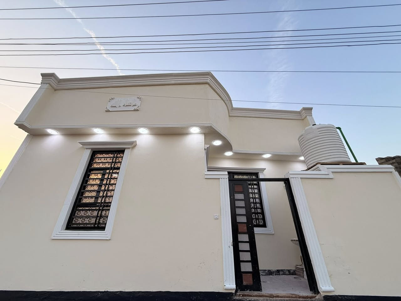 #سلام عليكم وسعد الله أوقاتكم ⁉️🤩 

#دار سكن للبيع بناء حديث 😍 

#المساحه 130 متر ركن 
#وعلى شارع تبليط 10 متر  و كافه الخدمات متوفره 

#يحتوي البيت على غرفتين نوم سويت و ديوان 
#و صاله 
و مناور 
و مطبخ 
و صحيات داخلي و خارجي بيت يخبل ماشاءالله 

#العنوان ببو الخصيب  منطقه كوت الحمداني على شارع تبليط 10 متر موقع راقي قريب على المحكمه

طابو صرف زراعي بأسم عراقي نموذج 25 راعي لارض موجود نفس 
المنطقه 

السعر 85 و قابل للتفاوض 
للاستفسار ***********
