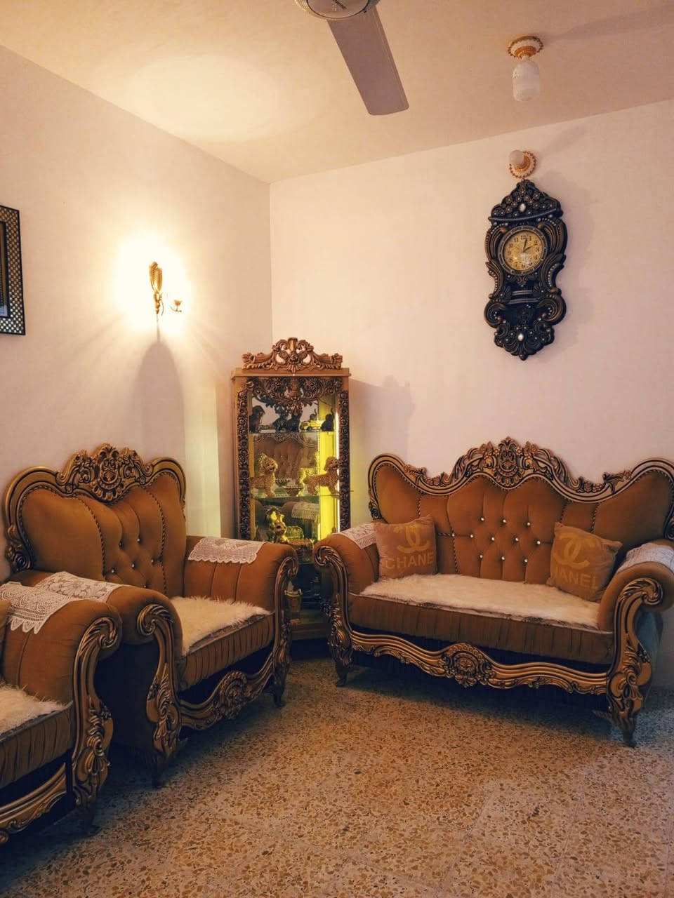 تخم عراقي بلوك ١٠ مقاعد مستخدم قليلة جداً نظافته ١٠٠٪
طبلات ثلاثية وسطية كبيرة واثنين صغار 
ميز بلازما 
وڤاترينا بيها فطر بالجامة فقط 
سعرهن كلهن مليون وبيهن مجال بسيط 
مكاني بعقوبة حي النور


**إذا كنت صاحب هذا الإعلان وتريد حذفه لأي سبب، رجاءا أرسل رسالة إلى الدعم الفني**