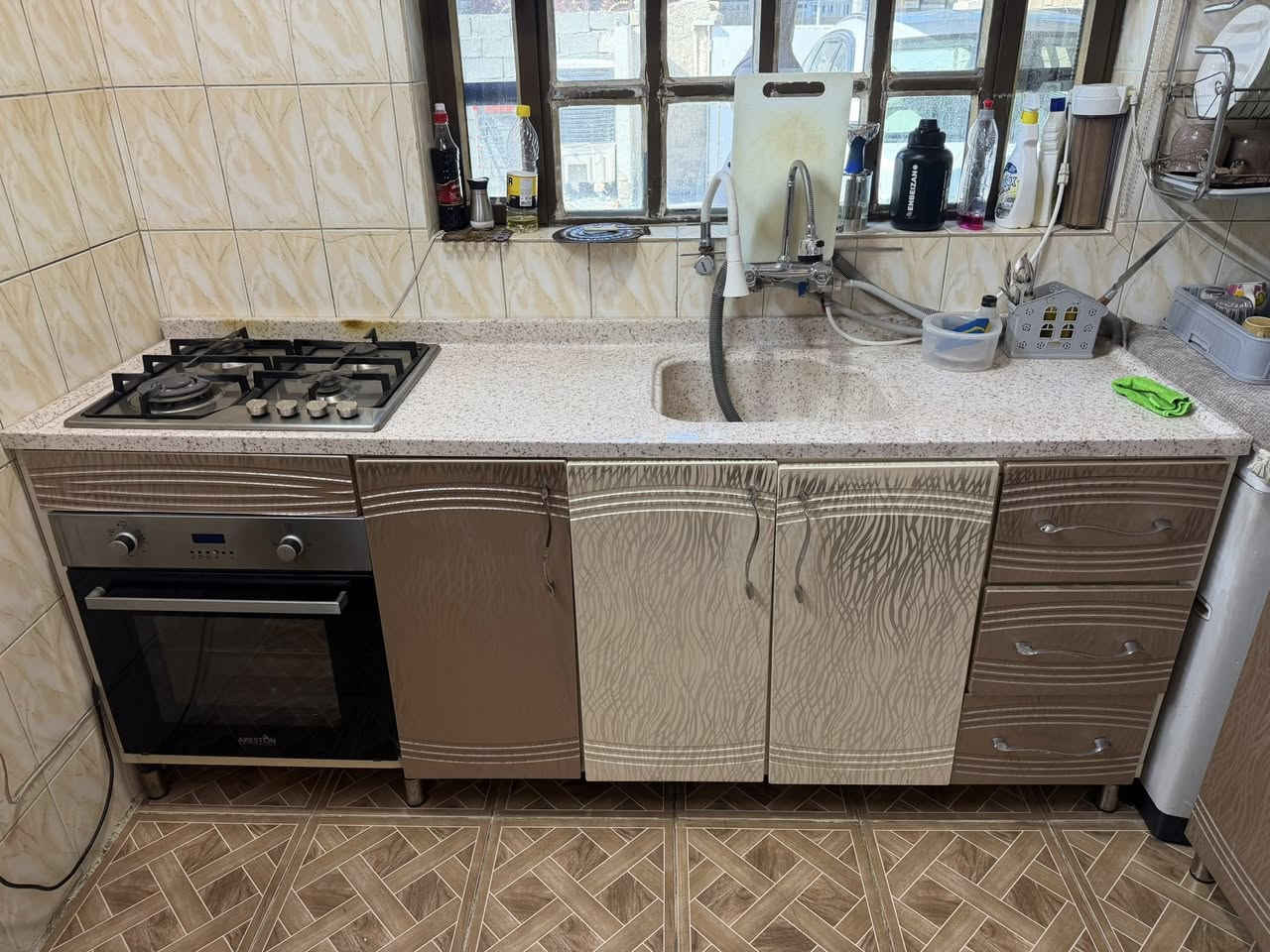 كاونتر للبيع ثلاث قطع مع طباخ وفرن السعر 900 الف للاستفسار ***********
