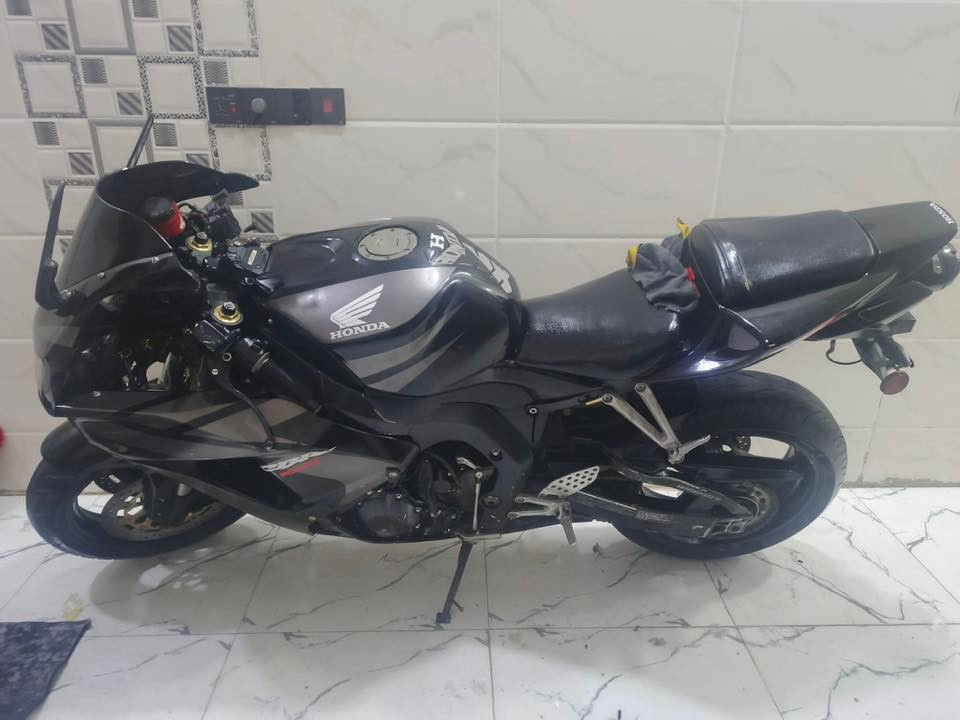 Cbr 1000rr
2007
دراجه هاون 
كزوز كاربون فايبر 
دراجه نقصها باتري ضعيف 
جاهزه للاخير عنوان الدوره حي صحه 
سعر 25 بيها مجال 
مراوس شعندك دزلي ***********
