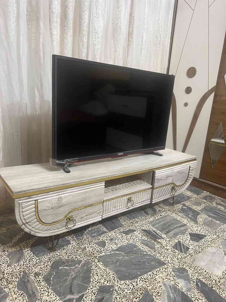 ميز او شاشه تلفزيون وتحفيات بنكه ثريات شغالات كلهن للبيع 
***********
