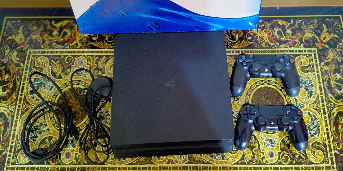 🎮 للبيع: بلي 4  سلم مهكر - 500GB 🎮
🔹 الحالة: نظيف كلش  شبه جديد، مع الكرتون الأصلي.
🔹 السعة: 500GB.
🔹 النسخة: PS4 Slim مهكر.
🔹 الملحقات: كاملة (سلك الكهرباء + HDMI  )
🔹 اليدات 2:
✅ يده صلية 
✅ يده تجاريه 

🎮 الألعاب المثبتة خمس العاب 
GTA V
Red Dead Redemption 2
FIFA 2026
Call of Duty
Uncharted 4

✔️ الجهاز شغال ، بدون أي مشاكل، استخدام خفيف ونظيف.
📍 المكان : (البصره )  السعر: ( 340ألف وبيه مجال )
للتواصل  ***********
