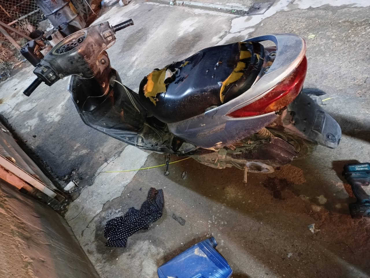 سلام عليكم شباب هاي الدراجه البريز البيع الدراجه شغاله بس بيهة نواقص ويرالدلهة تجفيت السعر 350 وبيهة مجال ابيع كوم حديد المراسل واتساب ***********
