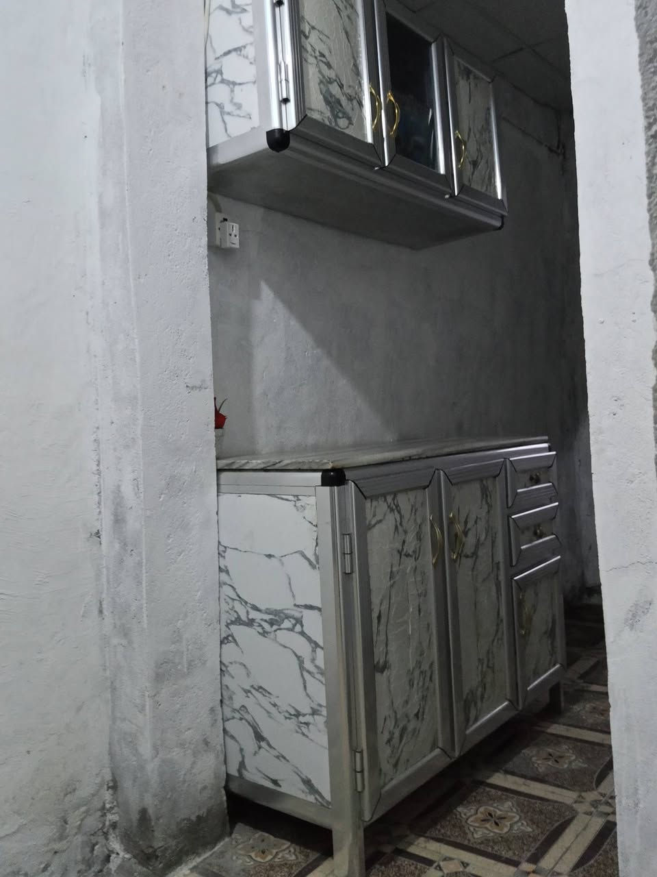 ميز وملحق الالمنيوم للبيع ب 100 رقم اتصال ***********
