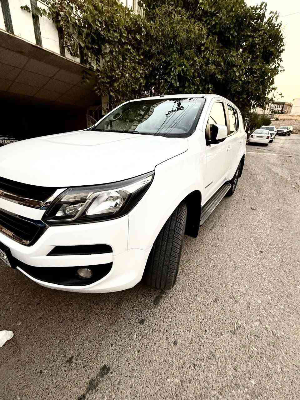 بلايزر 2018 وكالة المنصور
رقم اربيل 
مكفولة كفالة عامة من ضربة وصبغ فقط بيها كد شبر  موضح بل صور  ناشرها 
محرك 3600
محرك كير مكفول 
تبريد 3 قطع 
ادامة كاملة بيها 
سيارة 7 راكب 
شاشة كبيرة كاميرا 
مري شفط 
سيارة حلوة ومتعوب عليها 
العنوان الكاظمية 
السعر 150 بيها مجال بسيط 
***********
