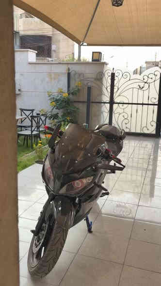 لسلام عليكم 
- بطح كهرباء - يعني شحن ،
الدراجة اخت الجديدة  
ملف 4000 
سرعتها 140 
تمشيك بالشحنة الوحدة 70 كيلو 
لون اخضر و اسود و خط احمر رياضي 
مري رياضي 
قبضات السكليتر رياضي 
نظام بريك امامي و خلفي ABS يعني بالمكان
مقعدين بيها 
لايتات عالي ناصي و رماش 
مسجل بلوتوث بلادي 
دبل سويج دبل بصمه
نظام تشغيل عن بعد 
البطاريات جديدة و الدراجة كلها جديدة 
السعر : 2،650،000 / مليونين و 650 
رقم الهاتف : ***********
