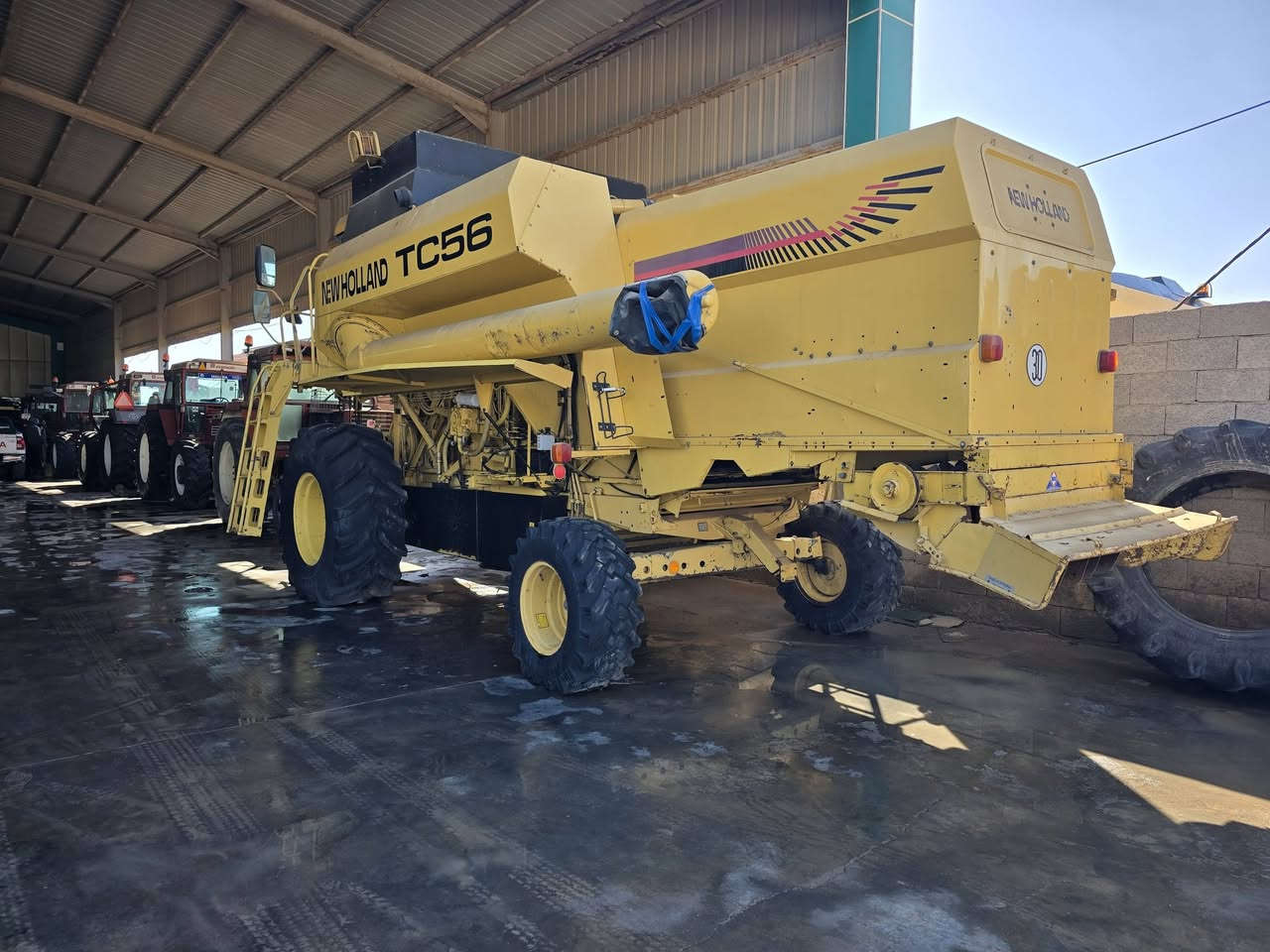 حاصده للبيع موديل ٢٠٠٠ عاظه ٢٥٠٠ ساعه شرط الشركه خمسه بلم تك ادرام الشراي لاتصال عله الرقم ***********
