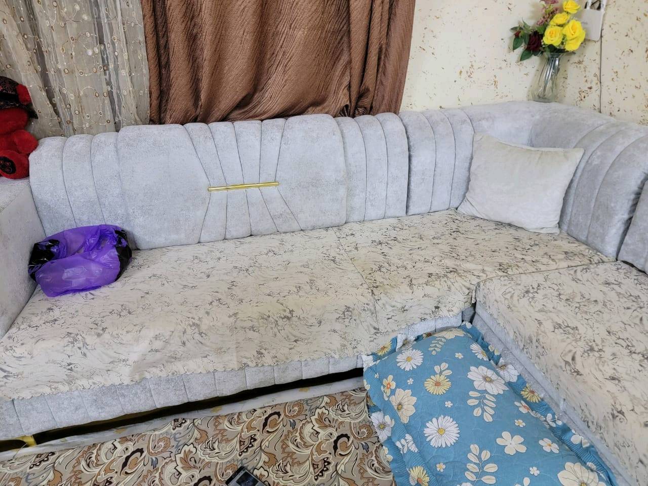 

الديكور الكامل للغرفة للبيع، يتضمن ديوان أنيق ومريح بلون رمادي فاخر، مع كراسي مريحة وتصميم راقي. كذلك يوجد طاولة بسطح يشبه الرخام تضيف لمسة جمالية للمكان. الديكور مثالي للصالونات والضيوف، ويتميز بالحفاظ الجيد والنظافة.
