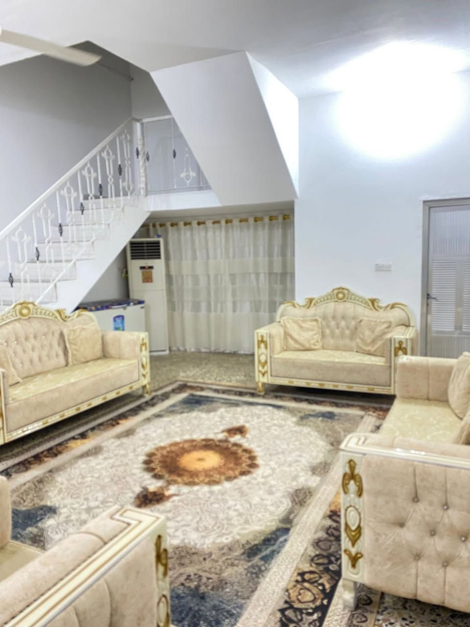يالله سلام عليكم دار للبيع طابقين في منطقه الكوت جديده طابو صرف زراعي المساحه 200 متر يحتوي الدار علا 3 غرف نوم مع مطابخ 2 مع هول 2 استقبال صحيات فوك وجوه  كراج كبير مع مخزن الدار تجاري اول دار علا شارع الاقوس مع محل مئجر 150 الف للاستفسار ***********
