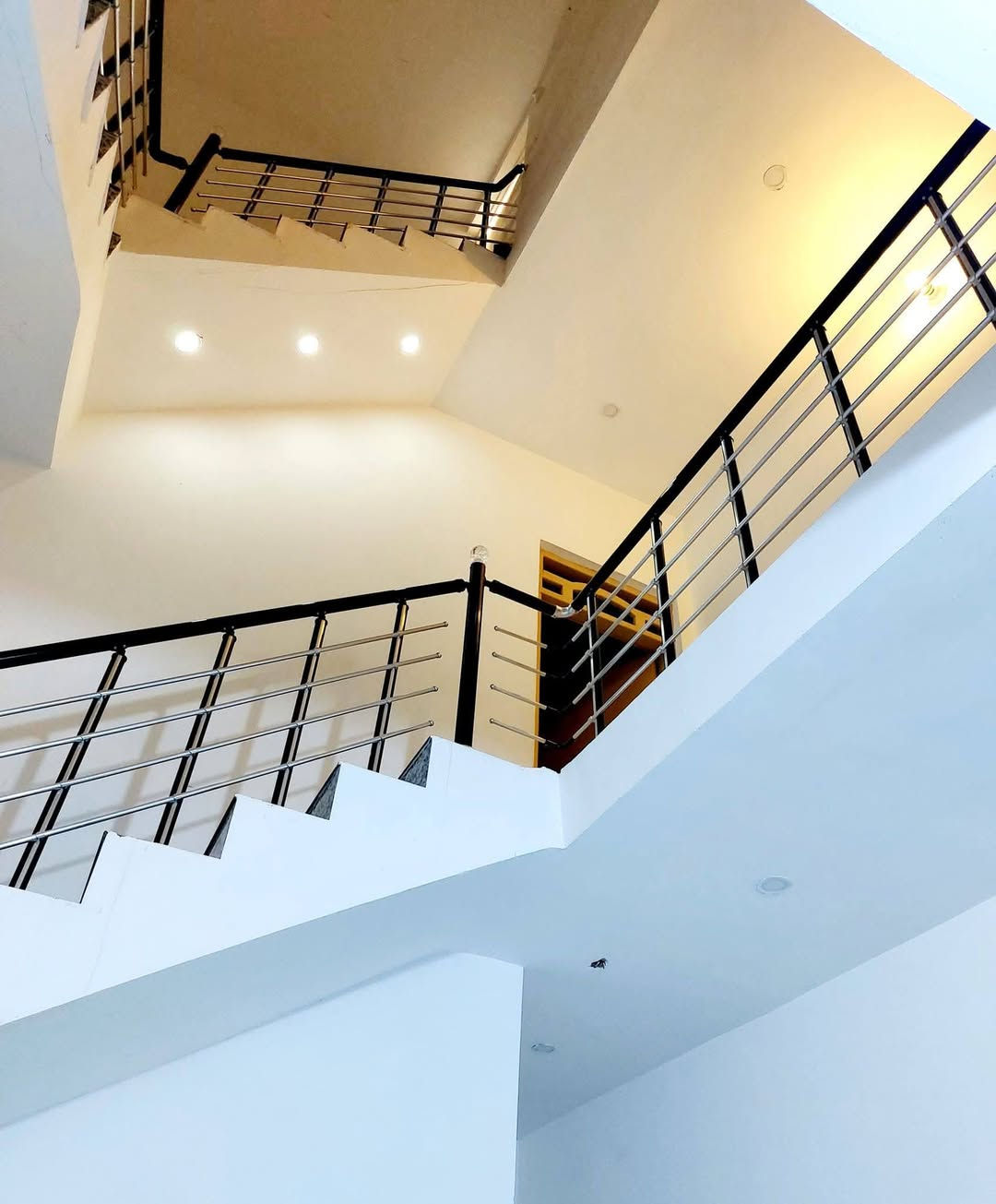 #هااام_جداً
بيت ( للبيع ) بناء حديث . طابقين صب كونكريتي !
المساحة ( 100 ) متر طابقين [ 5 × 20 ]
يتكون البيت من الطابق الاول ( طرمة/ وصحية و استقبال وصالة وصحية ومطبخ ومنور فقط بدون غرفة )
الطابق الثاني ( غرفتين كبيرة وصالة وصحية صعوداً للبيتونة والسطح ) للتنويه ......
ملاحظة : البيت فيه طابو زراعي حق التصرف نموذج 25 وفيه قرار محكمة اصولي ، ومكاتبات رسمية ، وضمن موقع التمليك الحكومي ،
الخدمات فووول [ كهرباء وانارة ، و ماء و مجاري و الايام القادمة ستشهد أرصفة وتبليط ) وعرض المنطقة ( 12 ) مرغوبة وعريضة جدا ويعتبر خامس بيت بالفرع ، والفرع يعتبر واجهة سدة دور النفط ، يسمى فرع الصكور بيت بلعوط .
الموقع : ميسان العمارة ، سدة دور النفط ، في المنتصف قريبة على أقصور بيت حجي جاسم ، بالقرب من دونمات الشيخ سعد البهادلي المسيجة النموذجية . 
لا تسأل على السعر اذا ما تجي واتشوف اذا صدك شراي أصلي ،
هاتف : *********** / محمد ابو ادم .....
