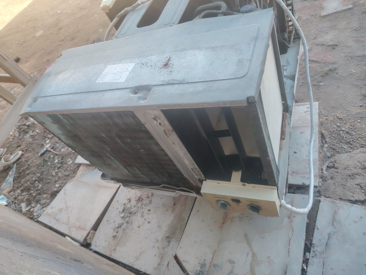 سلام عليكم مكيف شغال 100/100 ثلج كلشي ماناقصه مكاني دوانيه قضاء الشاميه شراي بيك خير ودلل***********
