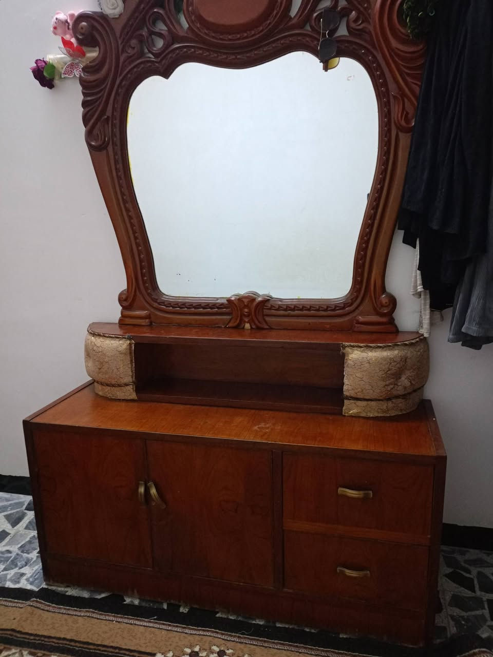 سلام عليكم
تخت وكمداين وميز ابو مرايه للبيع 
العنوان موصل جانب الايسر 
السعر 140
التواصل مع هاذا الرقم ‏‪0774 170 4097‬‏
