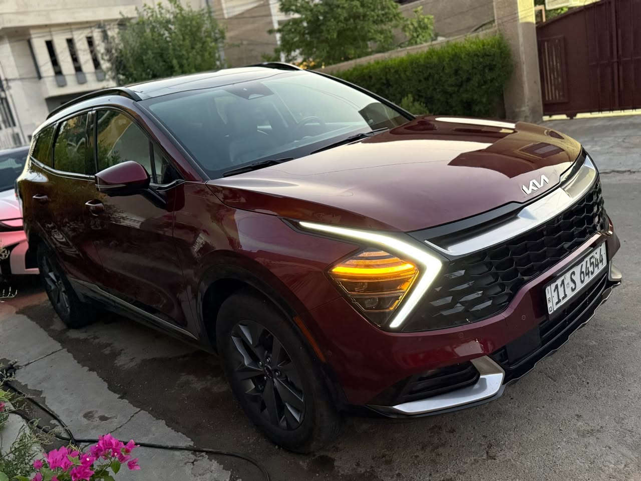 السلام عليكم
Kia sportage 2025 sx Prestige Hybrid large
مكينة ١٦٠٠ هايبرد 
ماشية  ٢٣ كيلو 
بانوراما
كشن امامي ثنينهن كهرباء + تدفئة + تبريد 
رادار امامي خلفي جانبي 
حساس امامي خلفي 
اوتو بارك 
اوتو هولد 
قيادة ذاتية + تحديد مسار 
شاشة كبيرة
كير ماوس
وبعد بيهة هواي موصفات اعلى من x line 
تبديل قبغ جنطة فقط اصلي بدوون ايرباك ولا دواخل 
رقم بغداد و مكانهة بغداد   
***********
