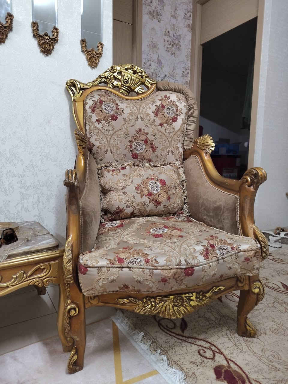 قنفات زان ملكي مصري دُمياطي 
السلام عليكم و رحمة الله و بركاته
اكتب السعر يجيك على الخاص مباشرةً
للبيع تخم قنفات زان مصري شغل يدوي مع طلاء ورق ذهب
7 مقاعد مع طبلة وسطيه مرمر حر وطبلة ثانيه أصليه
مكاني بغداد / مجمع بسمايه السكني
وأيضاً ستائر بتصميم ملكي


**إذا كنت صاحب هذا الإعلان وتريد حذفه لأي سبب، رجاءا أرسل رسالة إلى الدعم الفني**