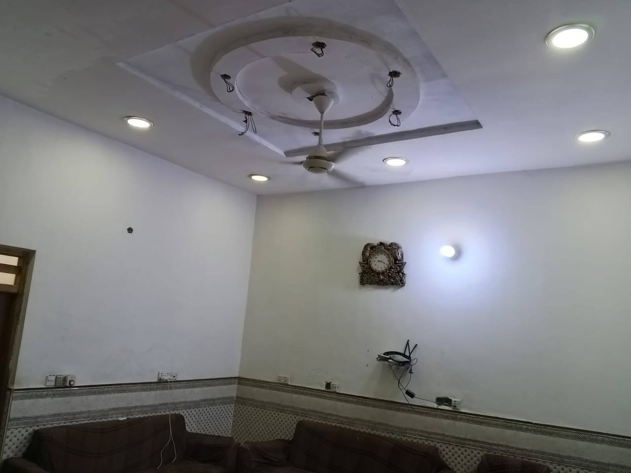 السلام عليكم بيت للبيع حي الصحفين قرب فلكه القاضي طابقين الطابق الاول مبني ب ٢٠١٩ والطابق الثاني ٢٠٢٤ رقم الهاتف ***********
