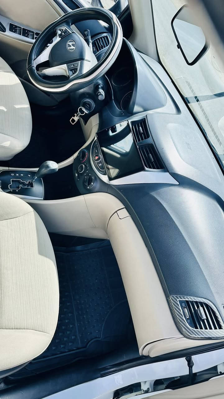 السلام عليكم
اكسنت 2016 كفاله عامه ما عدى الدواسات باسمي السياره فول مواصفات 
فتحه
تحكم ستيرن
كامره
محرك 1600
رقمي***********
