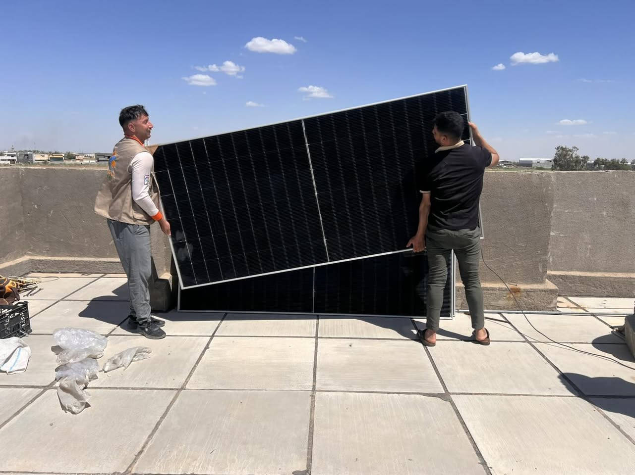 🌞⚡ مو بس نركب منظومة…  
نحن نبني راحة تدوم 🔋  
ومن أول خطوة بالموقع لحد النتيجة اللي ترضيك، نشتغل باحترافية وجودة تعتمد عليها لسنوات.
تم بحمد الله تنصيب منضومة
✅ منظومة توفر 15 أمبير نهاري  
🌙 + 15 أمبير تشغيل ليلي لمدة 3 ساعات

🔹 مكونات المنظومة:

🔋 انفيرتر Deye Off-Grid  
قدرة 6 كيلوواط — عدد 1  
✅ ضمان 5 سنوات (صيانة أو استبدال)

🔋 بطارية ليثيوم سعة 15 كيلوواط — عدد 1  
✅ ضمان 7 سنوات صيانة

☀️ ألواح شمسية 620 واط — عدد 7 ألواح  
✅ ضمان 12 سنة

🏗️ هياكل حديد مغلون سماكة 1.7 مع صبات كونكريتية قوية  
⚡ كيبلات وبوردات AC/DC مع جهاز تحويل بارد منفصل

💯 مكونات أصلية من براندات عالمية  
🛠️ تركيب هندسي احترافي  
🌡️ أداء ثابت حتى بأقسى درجات الحرارة

ودّع المولدة والإزعاج وخلي بيتك يعتمد على طاقة نظيفة ومستمرة 🌞

📍 زوروا مكتبنا لمعرفة التفاصيل والأسعار
📞 للحجز والاستفسار راسلنا
***********
