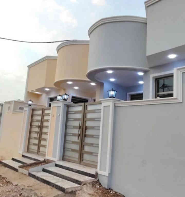 السلام عليكم مشتملات عدد ٢ طبك غير مسكون البناء حديث درجة اولى في الكوت منطقة حي الحكيم نزلة علاء غريب بالقرب من الكورنيش مساحة كل مشتمل 120م البناء طابوق درجة اولى والسقف صب مسلح والارضية والجدران سيراميك ويتكون كل مشتمل من غرفتين نوم وصالة واستقبال ومطبخ وصحيات داخلية وخارجية ومرقم من قبل البلدية وسعر كل مشتمل 58 وبي مجال الاستفسار الاتصال على هذا الرقم ***********
