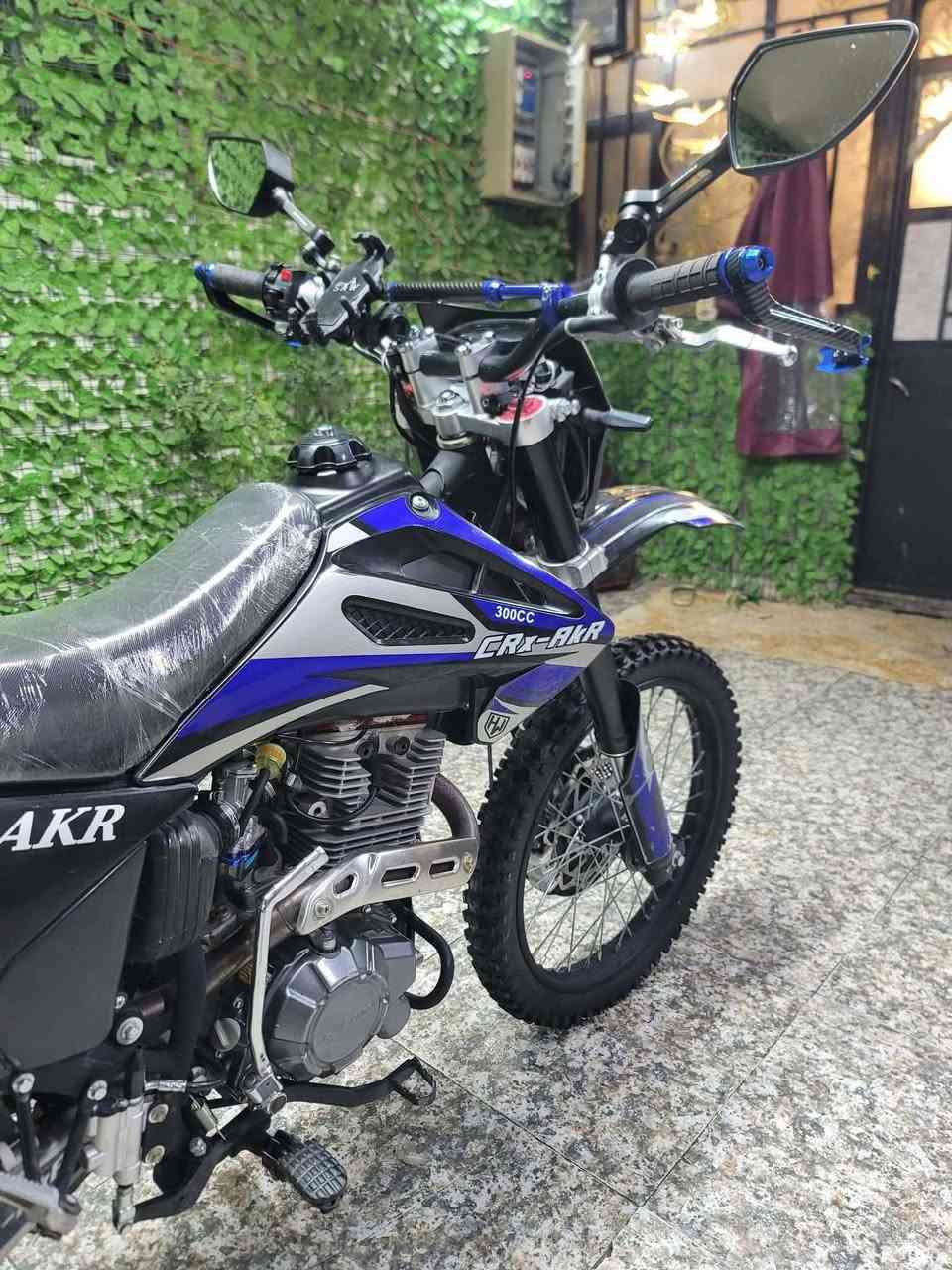 السلام  عليكم شباب قفاز للبيع CRX /AKR الصنع ماليزي مو صيني  بعده بحالت الوكاله عليه جنط مال جي اس رحال  ماشيه اقل 3000 زيرو موديل 2025 شهر 1 يوم 1 صارله 24 يوم من نازله مكاني بغداد حي اور *********** رقمي
