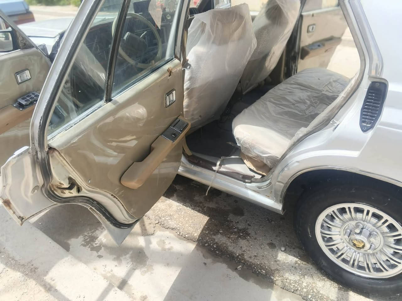 السلام عليكم مراخصت ابو لكروب المحترم سوبر 82 مكينه حاويه دوشمه جديده بلاديه بطاين جديده سياره مصبوغة  جماليه سنويه 30 طخم تاير جديد كهربائي  كلها شغاله رقم نبار مميز سياره حلوه مكان سياره بغداد استفسار على الرقم ***********

