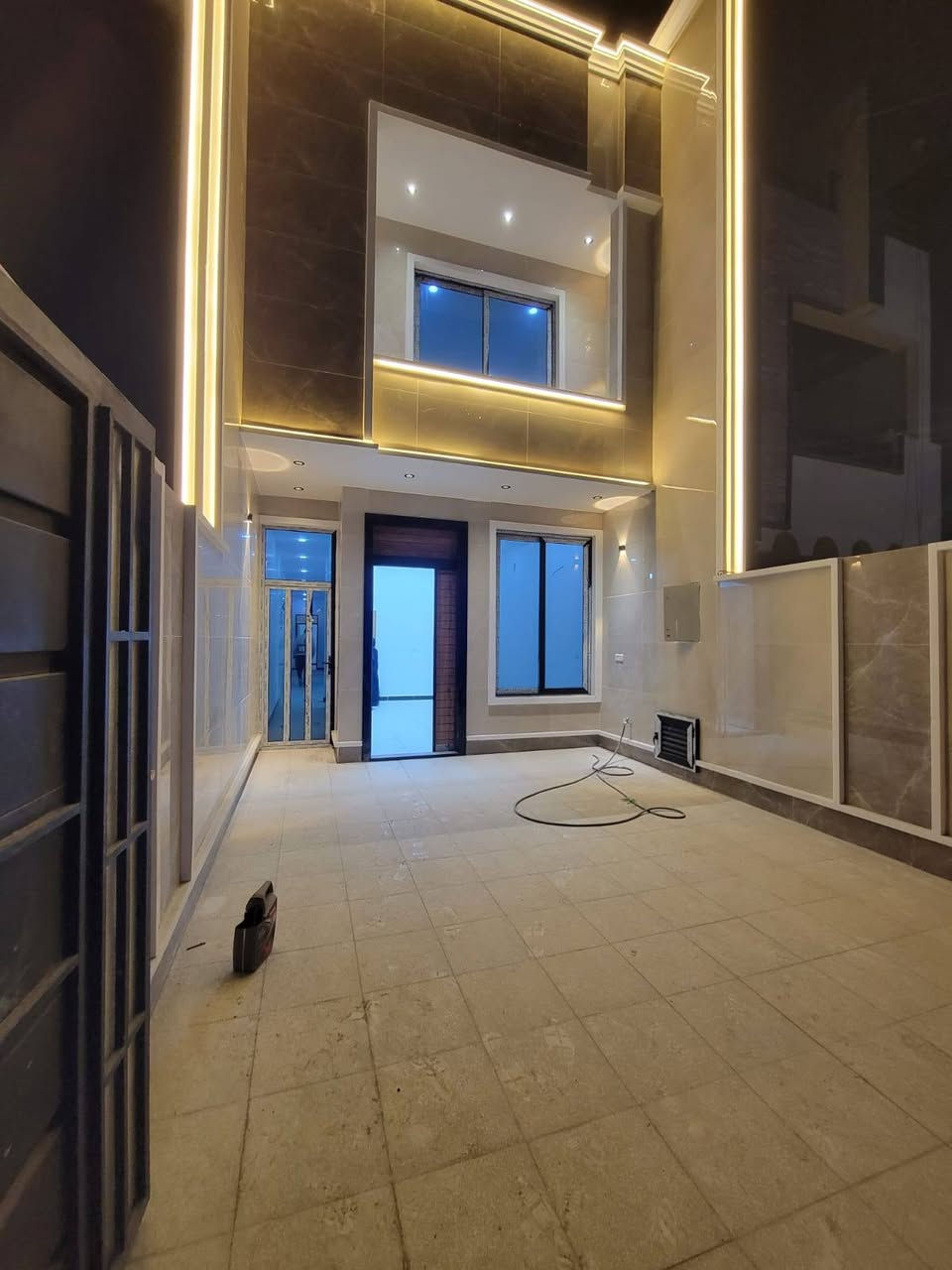 #دارللبيع
المساحة ١٥٠م
بواجهة ٥×٣٠ بناء جديد من الاساس ٢٠٢٥
يحتوي على كراج ومدخلين 
صالة ومطبخ وخدمات صحية عدد ٢ وغرف نوم عدد ٤ ومنور داخلي عدد ٢ الموقع الغزالية شارع مدير الامن الطاقة 
للاستفسار الاتصال 
***********
او زيارة المكتب في الغزالية شارع البدالة مقابل الكوخ
 مكتب الهندسي للعقار
