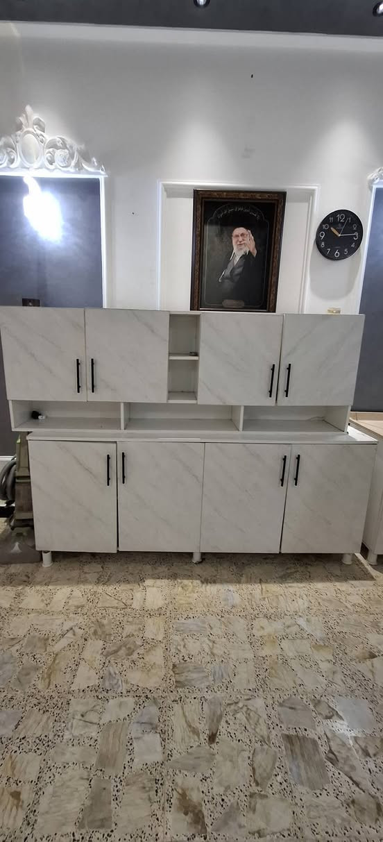 كاونتر مطبخ MDF مستعمل للبيع
​النوع: كاونتر مطبخ قطعتين (علوي وسفلي) + ميز مغسلة (سينك) منفصل.
​المادة: خشب MDF متين بنقشة رخامية بيضاء حديثة وعصرية.
​الملحقات: يحتوي على رفوف مفتوحة وخزائن مغلقة مع مقابض سوداء أنيقة.
​الحالة: مستعمل بنظافة ممتازة وجاهز للاستخدام الفوري.
​السعر: 125 ألف دينار (وبي مجال للشراي الصامل).
​للتواصل والاستفسار: 📞 ***********
