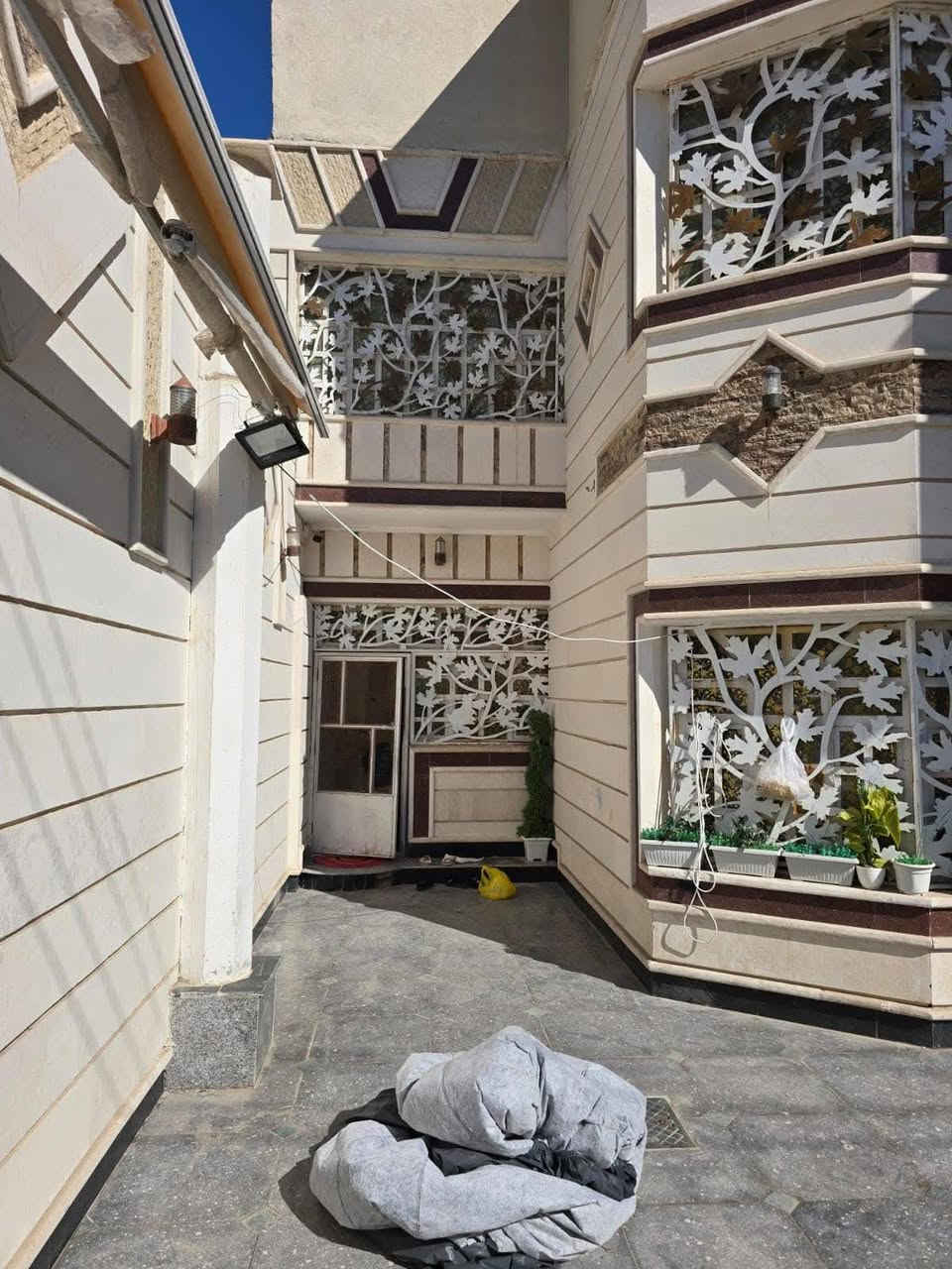 يعلن مكتب المرتضى للعقارات عن توفر
بيت للبيع ، في الاربع شوارع ، قرب مدارس الادريسي
طابقين ، بناء حديث
المساحة / 266 متر
الواجهة / 13.5 متر ، واجهة حجر
يحتوي على / 5 غرف وصالة واستقبال ومطبخ وكراج وحديقة وصحيات
سعر البيت / 550 مليون

توجد لدينا عروض اخرى
للأستفسار الاتصال على الارقام التالية
 *********** - ***********
نستقبل كافة العروض والاعلانات نشرها وترويجها مجانا
عنوان المكتب / الجنينة / شارع جامع الكرناوي / مقابل فتافيت سنتر
