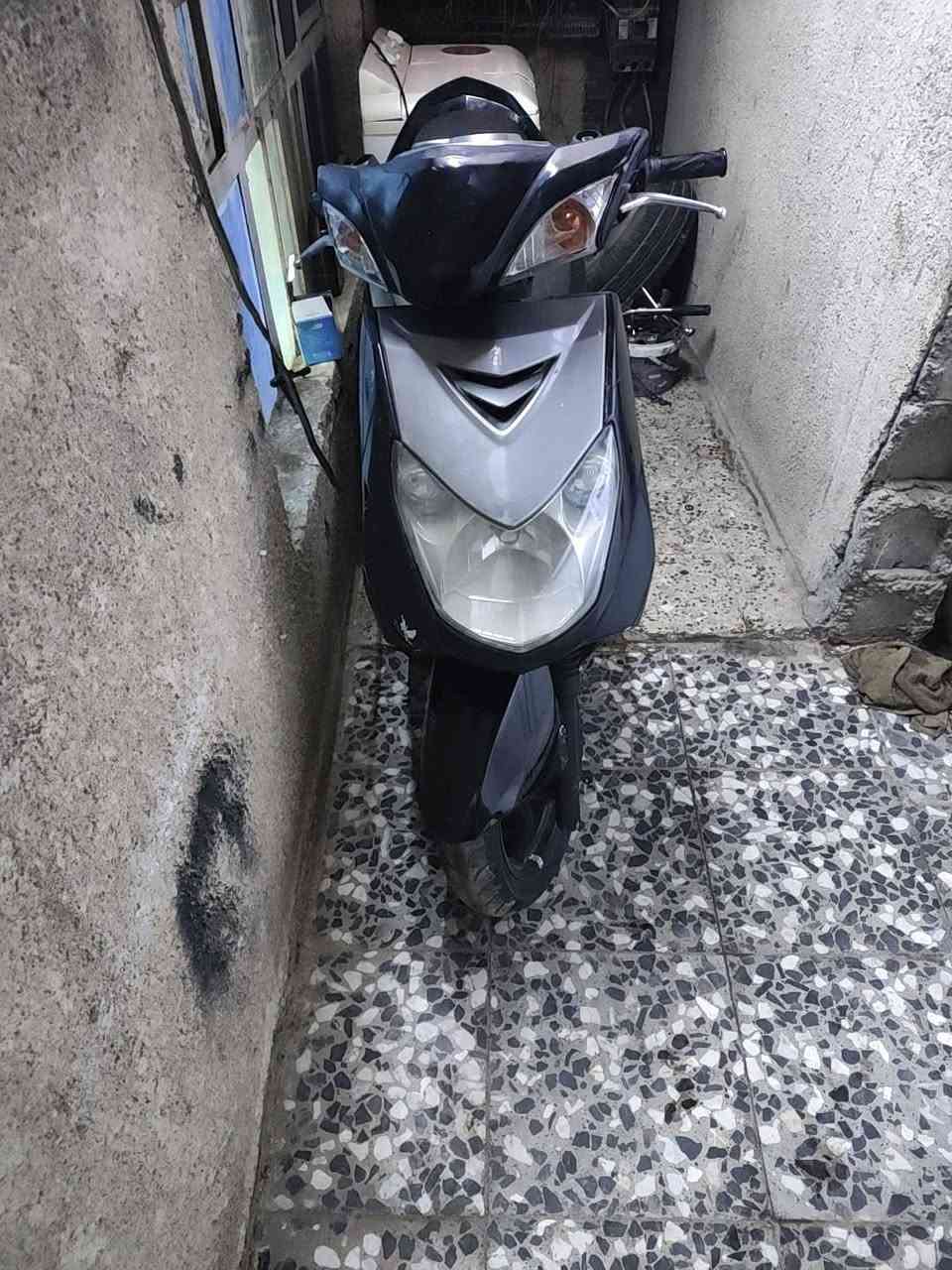 السلام عليكم دراجه سكنس فحل دراجه نظيفه مكينه لا تنقيص ولا تبخير كفرات اصليه  السعر 650  أو بيها مجال  العنوان الشعب نهاية الفورتات رقم ***********
