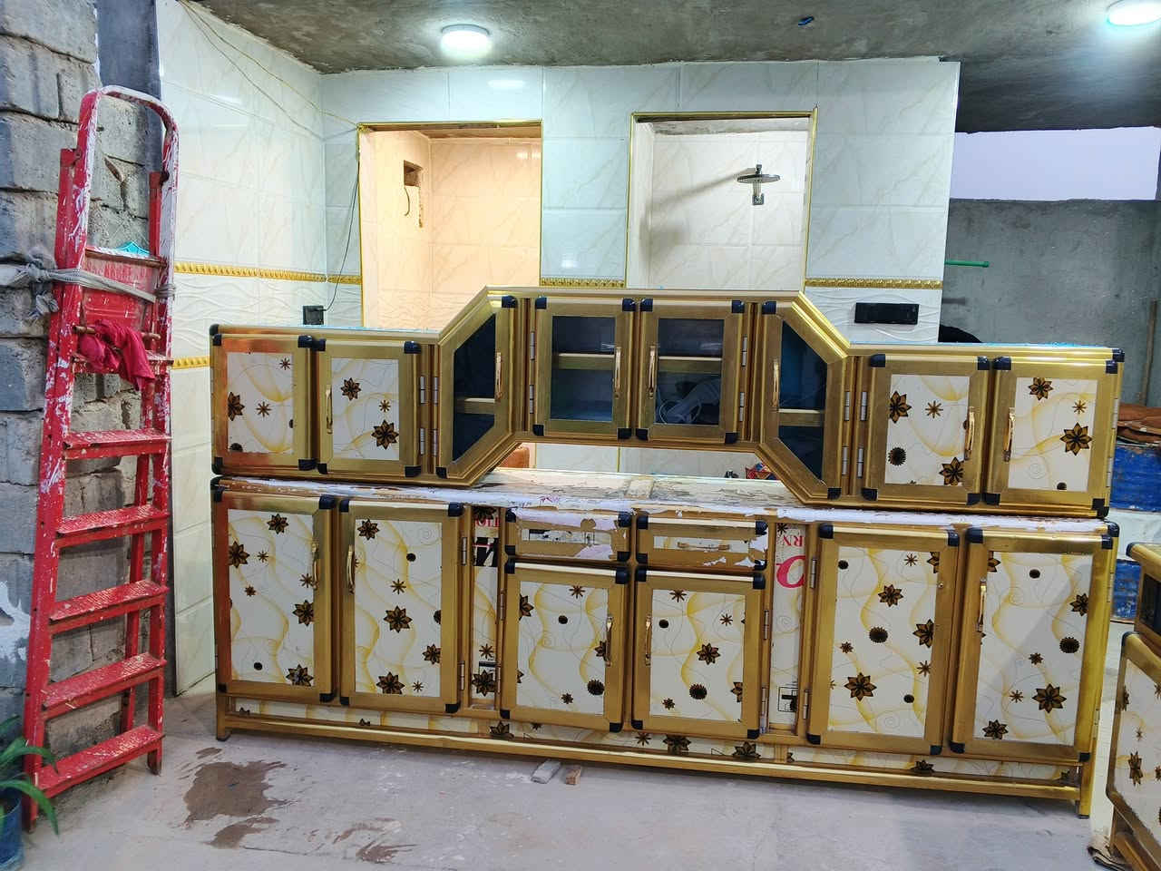 السلام عليكم كاونتر للبيع 3قطع  الطول مترين و80والسنك متر و60 مابيه اي اضرار فقط مجر قطعت السنك مثل ماموضح بل صوره السعر 350 وبيه مجال ***********
