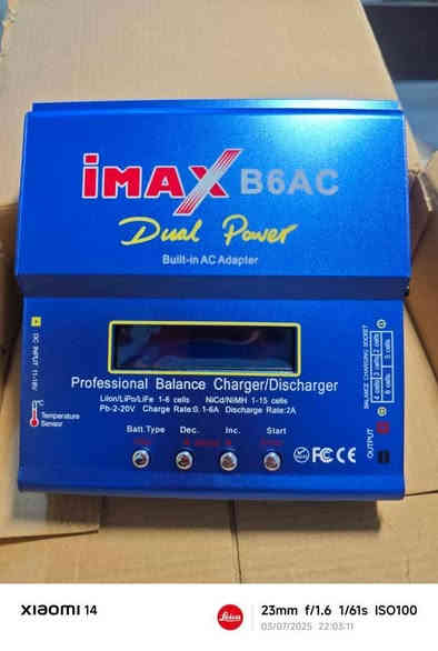 شاحنة iMAX B6AC الاحترافية من شركة SKYRC
السعر 35 الف وية التوصيل قفل 

 :  وهذي مواصفاتها   

تيار الشحن من 0.1A إلى 6.0A
تيار التفريغ من 0.1A إلى 2.0A
أقصى قدرة شحن 50 واط
أقصى قدرة تفريغ 5 واط
عدد الخلايا (LiPo) من 1S إلى 6S (أي 3.7V إلى 25.2V)
عدد خلايا NiMH/NiCd من 1 إلى 15 خلية
بطاريات Pb (رصاص/حمضية) 2V إلى 20V

🔋 أنواع البطاريات المدعومة:

يدعم مجموعة واسعة من البطاريات القابلة للشحن:

LiPo (ليثيوم بوليمر) .

Li-ion (ليثيوم أيون) .

LiFe (ليثيوم فوسفات) .

NiMH (نيكل-معدن هيدريد) .

NiCd (نيكل-كادميوم) .

 بطاريات Pb (رصاص-حمضية): يدعم من 2 فولت إلى 20 فولت .

يدعم  "التفريغ – Discharge"

وضع تخزين البطاريات (Storage Mode)

حماية من الشحن الزائد أو العكسي

 جديدة ما مستخدمه مع ملحقاتها الموضحه بالصور 
تواصل مسنجر 
او رقم ***********
